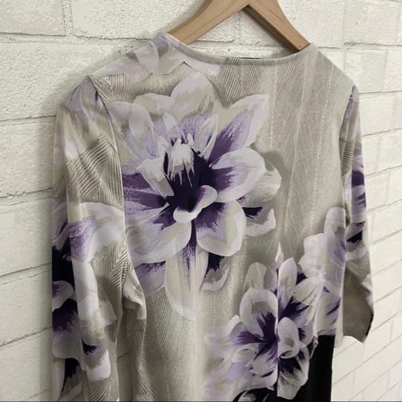 LAST CHANCE ✨ CHICO’S Colorblock Flowered Asymmetrical Hem Top - Picture 11 of 11